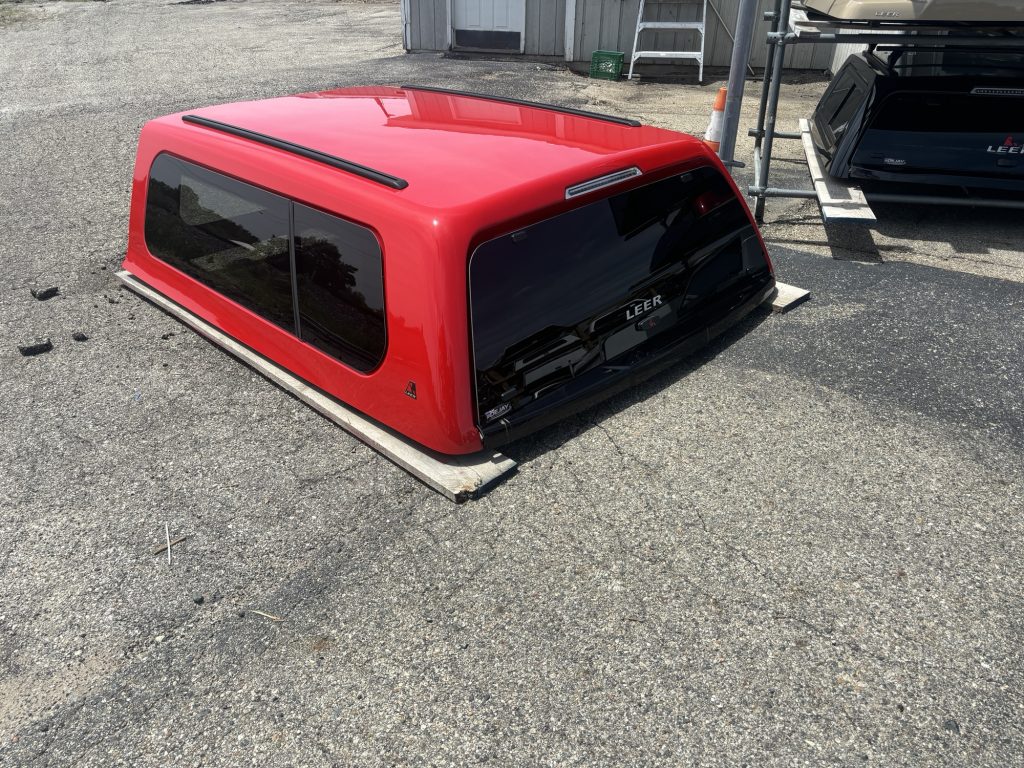 2023+ Ford Superduty Short Bed Leer 100XL – Red