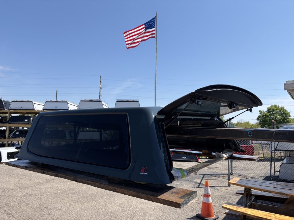 2019+ Chevrolet 1500 5’8” Leer 100XQ – Cypress Gray