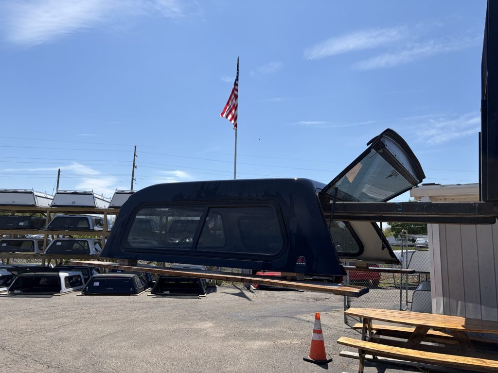 2019+ Chevrolet 1500 5’8” Leer 180 in Black