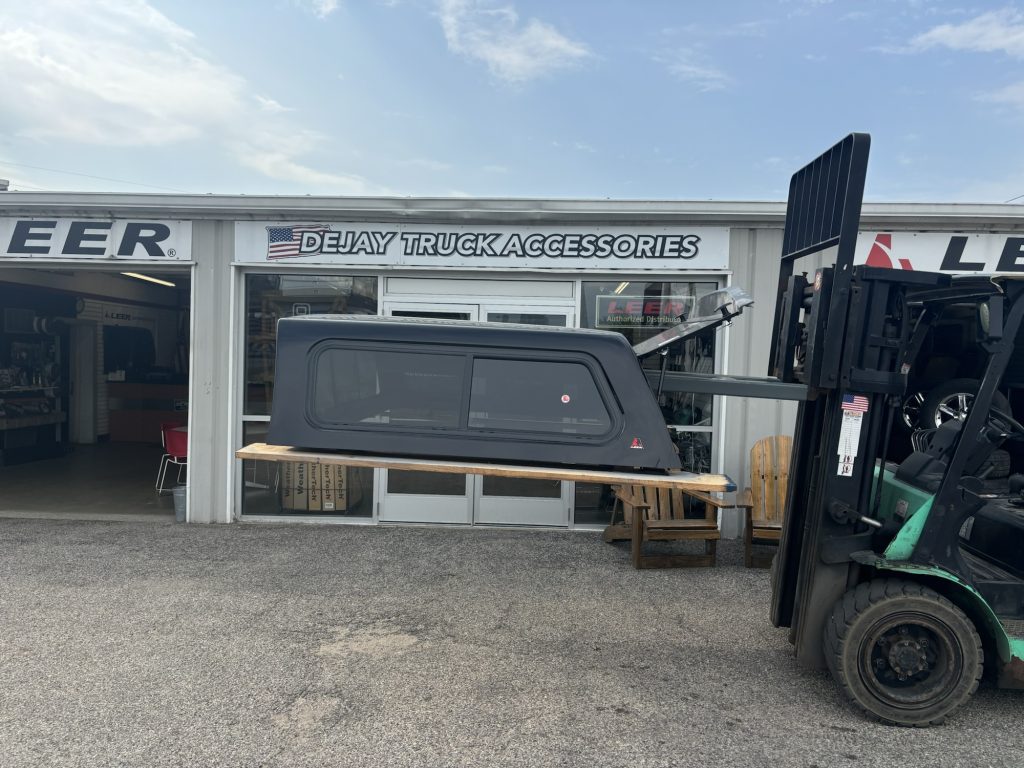 2015-2020 Ford F150 5’5″ New Leer 100S