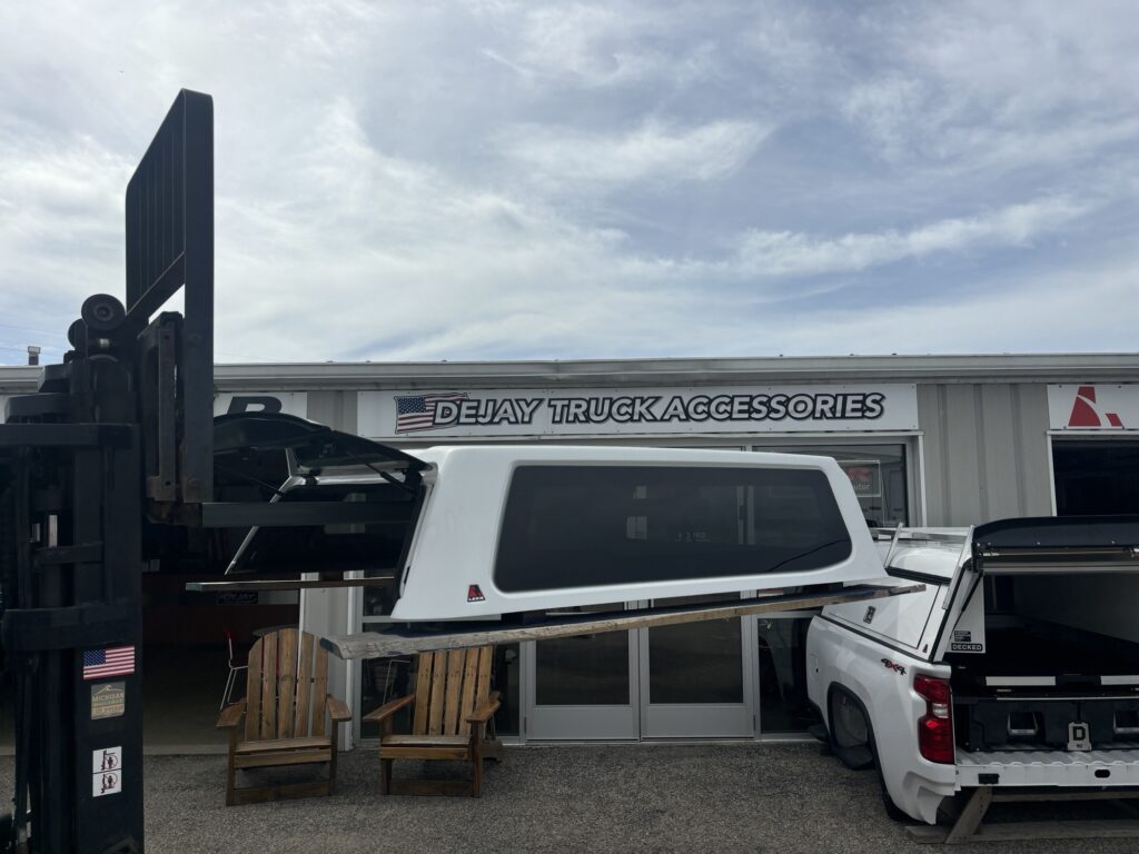 2019+ Chevrolet 1500 6.5’ Leer 100XQ Truck Cap