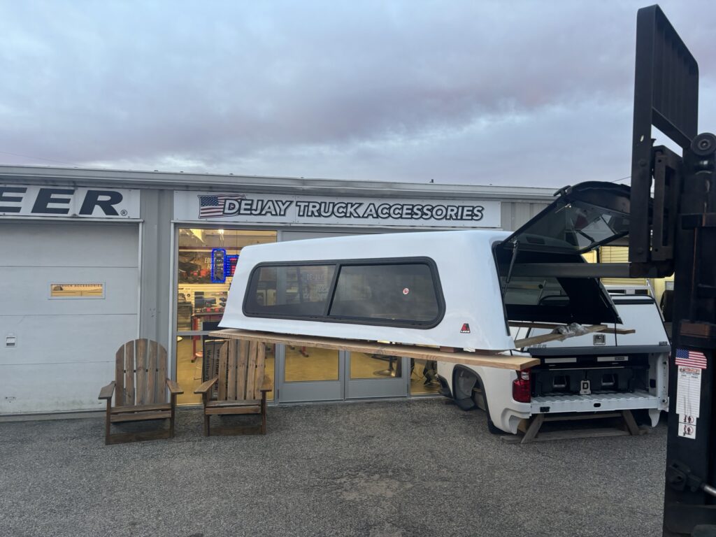 2023+ Ford Superduty Short Bed New Leer 100S