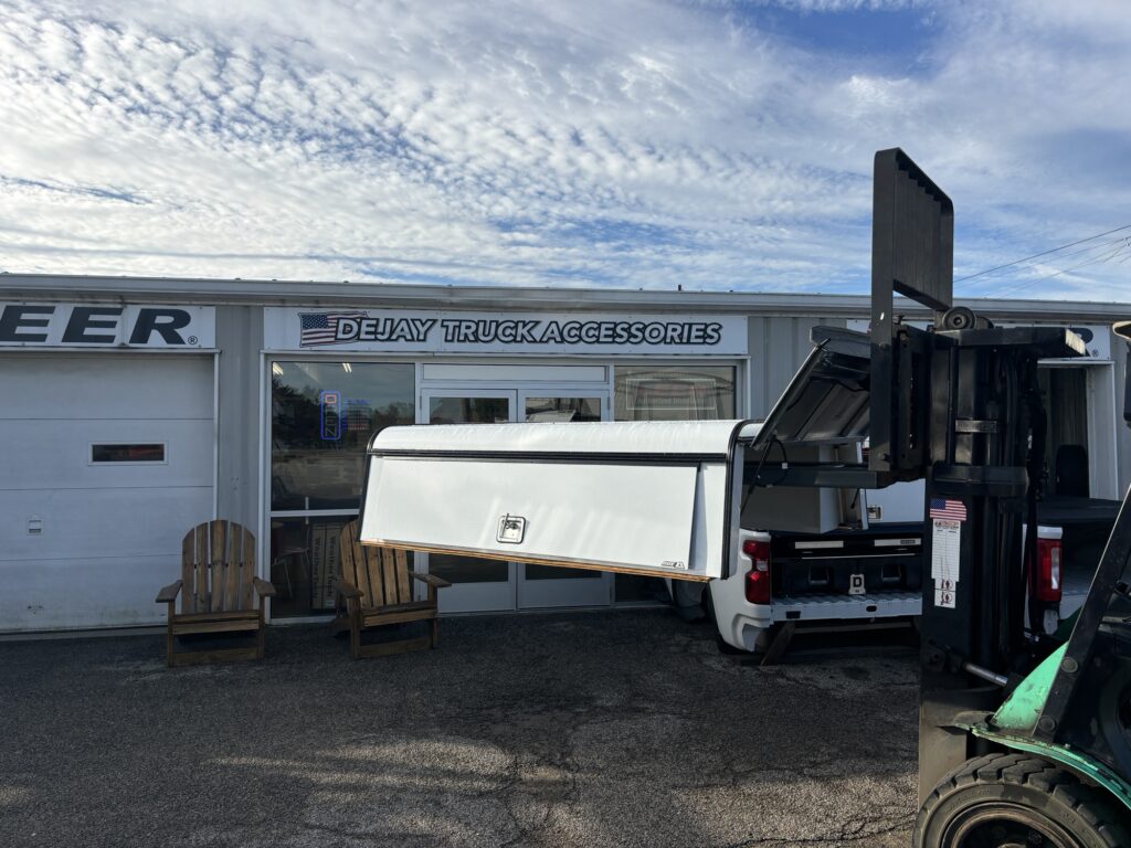 2019+ Chevy/GMC 1500 6.5′ ARE DCU Truck Cap in White